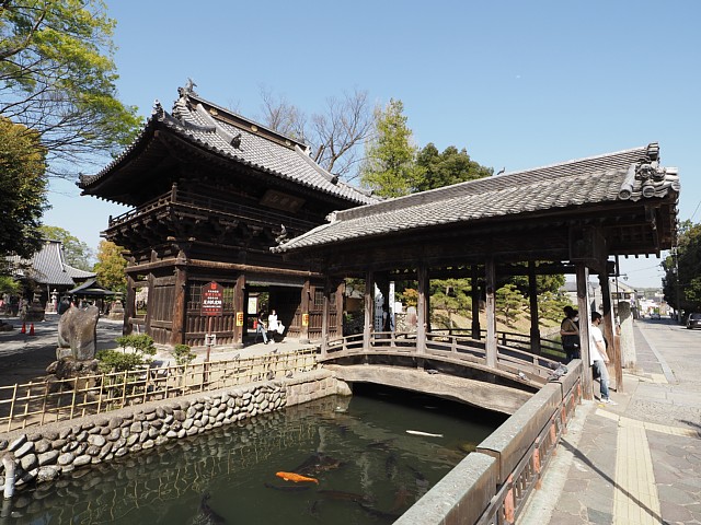 太鼓橋と山門