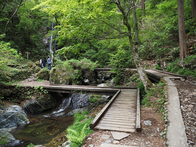 払沢の滝遊歩道