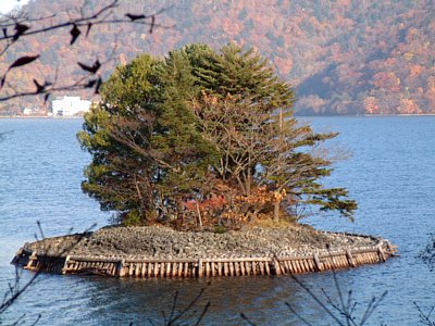 栃木県・中禅寺湖の上野島