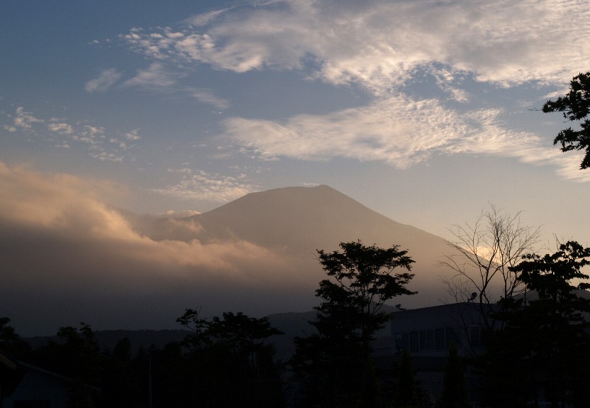 夕暮れの岩手山