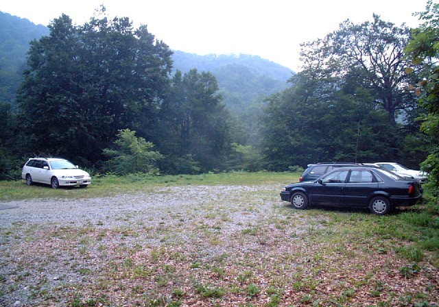 弥平四郎登山口駐車場