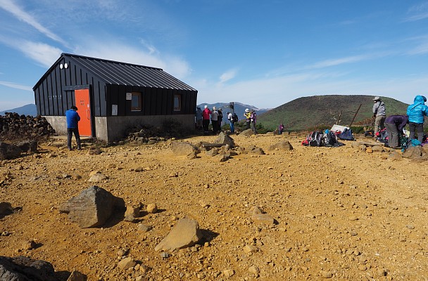 鉄山避難小屋