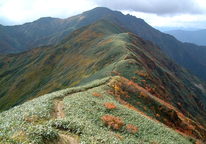 万太郎山を望む