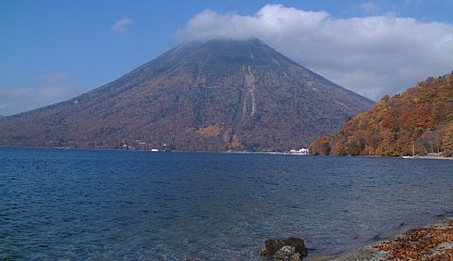 中禅寺湖南岸から男体山