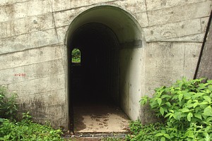 堰の地下道