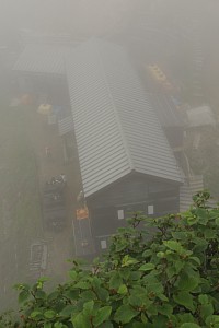 八峰キレット小屋上空