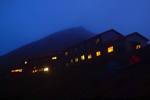 夜明け前の五竜山荘
