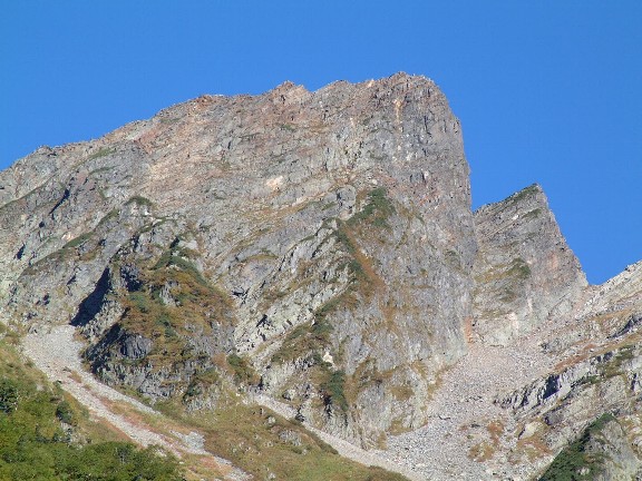 聳え立つ岩壁