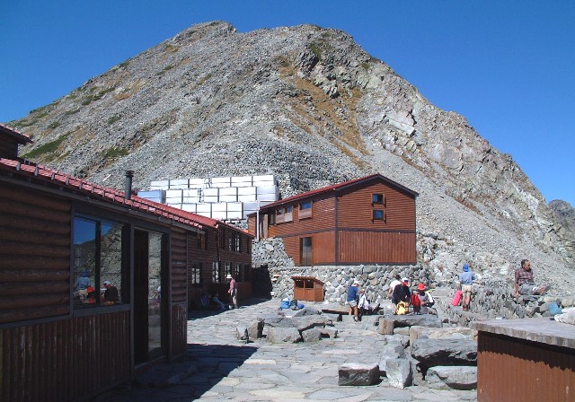穂高岳山荘と涸沢岳