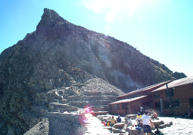 穂高岳山荘の広場