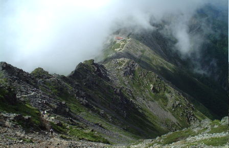 北岳山荘を見下ろす