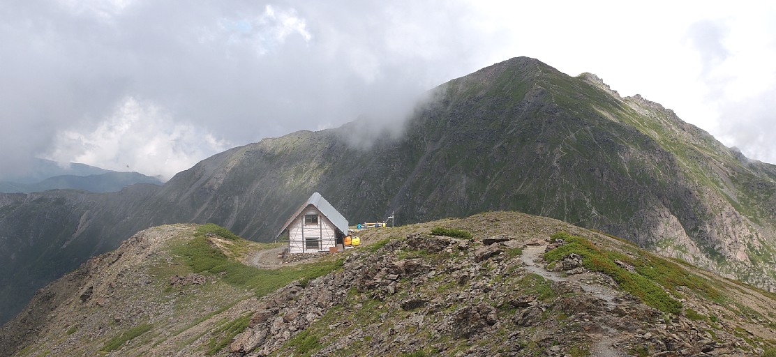 中岳避難小屋と東岳