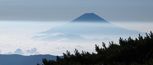 小赤石岳の肩から富士