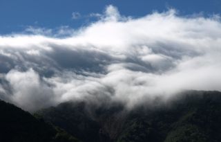 雲の中の別山稜線