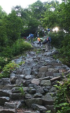 石積みの登山道