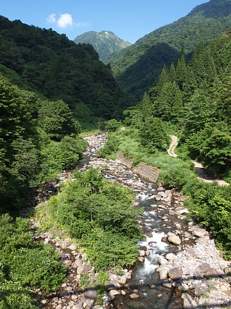 打波川と願教寺山