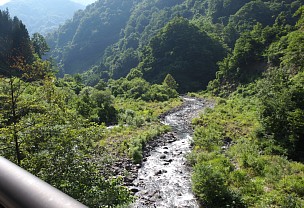 木ノ勢谷橋を渡る