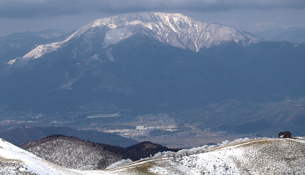 霊仙山からの伊吹山