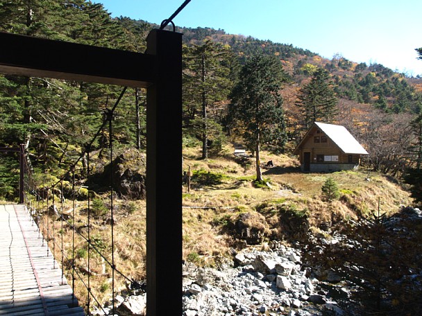 狼平避難小屋