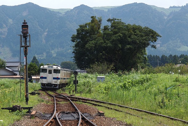 カルデラ壁と列車