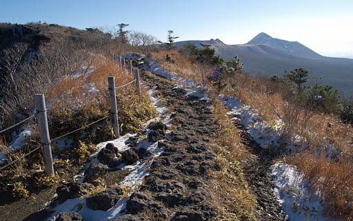 火口壁を行く