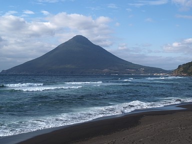 海岸より開聞岳