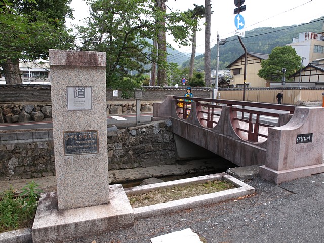 顕彰碑