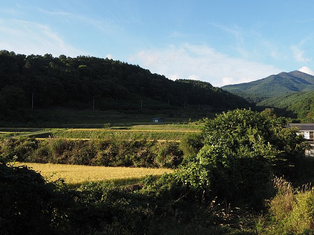 棚田と高峰山