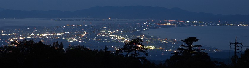 中ノ海と美浦湾の夜景