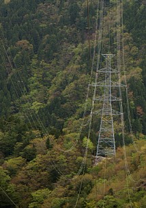 鉄塔のアーチ
