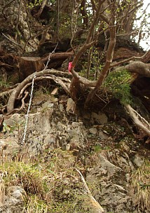 クサリ場のある登山道