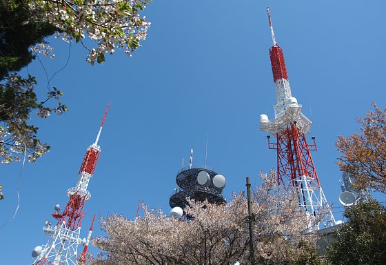 生駒山の電波塔群