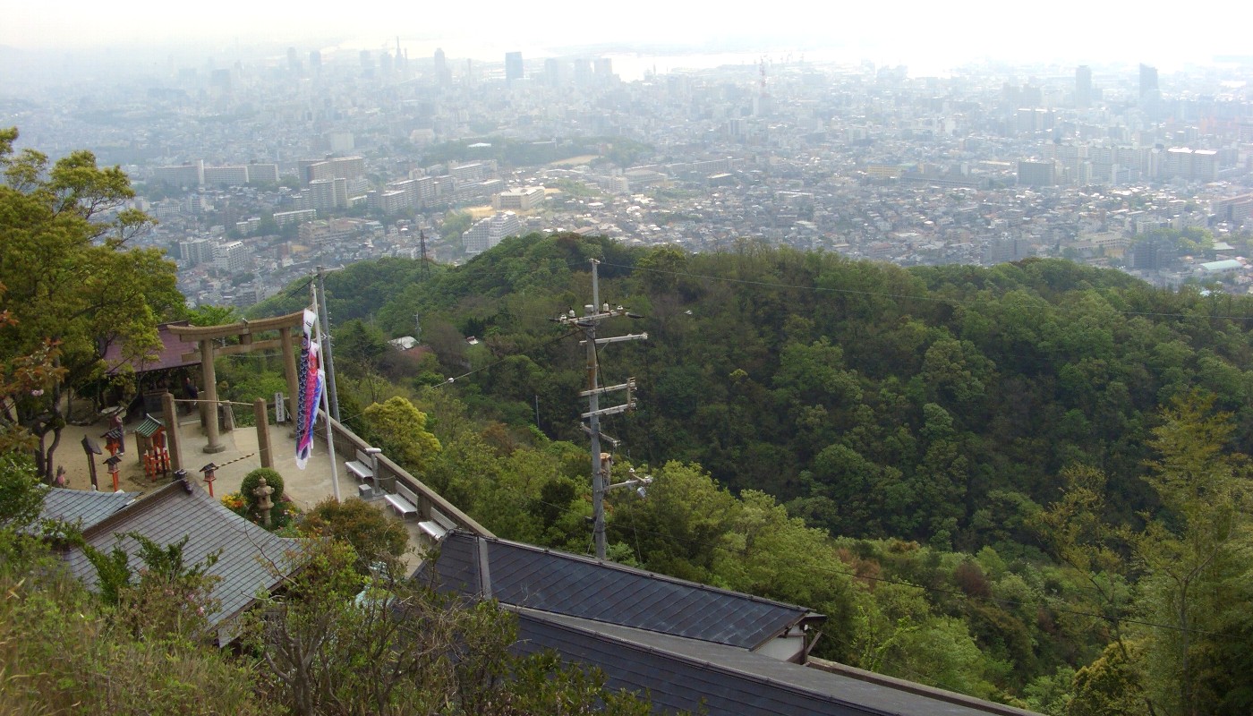 高取山頂手前から神戸を望む