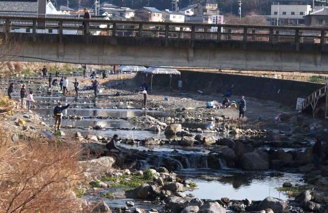 下条橋と釣り人たち