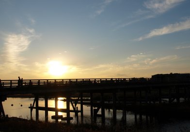 渡月橋に朝陽が昇る