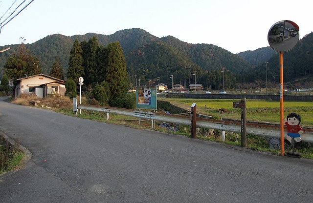 静原上の町バス停前