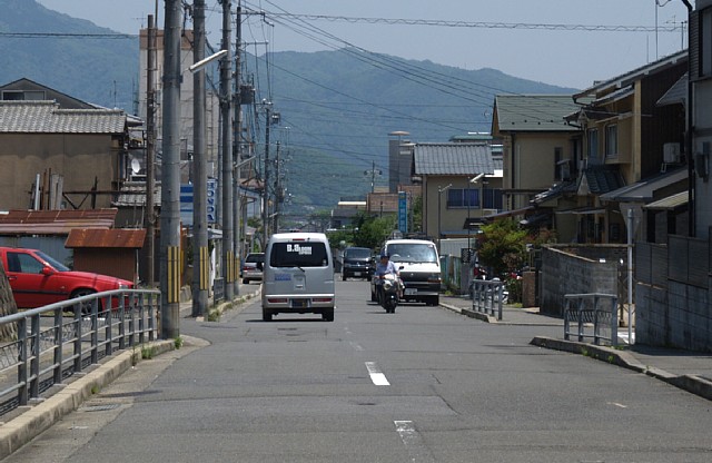 東へ