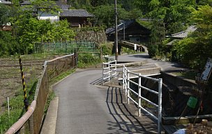 鞍馬川を渡る