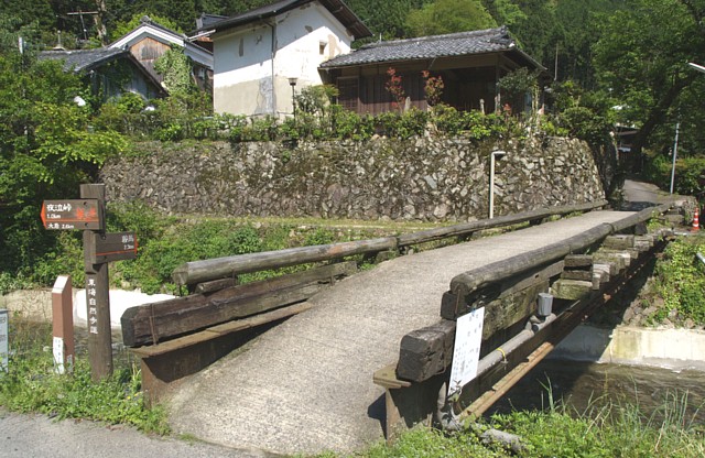鞍馬川を渡る
