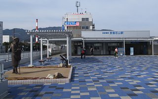 京阪石山駅前