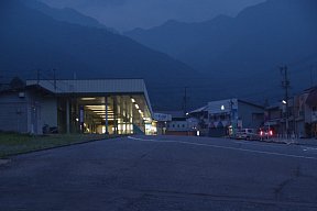 湯の山駅前