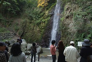 養老の滝を見る人達