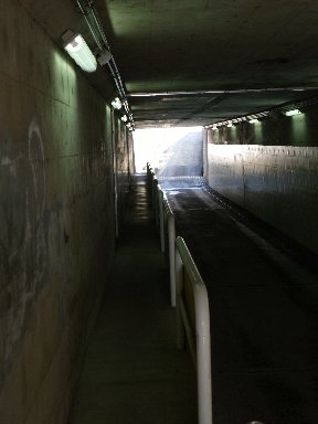 東海道線を潜る