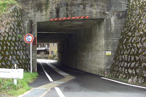 東海道本線を潜る