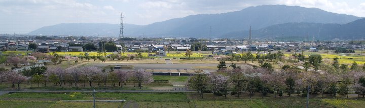 美濃国分寺跡を見下ろす