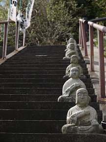 仏像が居並ぶ階段