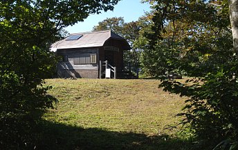 鍋倉山避難小屋