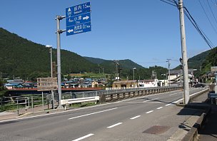 東津汲バス停前