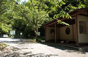 横蔵寺駐車場の休憩舎