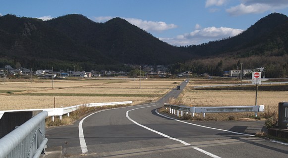 伊自良川を渡る